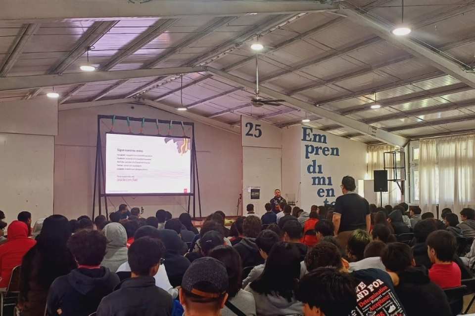 CET Chile realizó con éxito su Primer Seminario Tech 2025: Un Impulso a la certificación y la IA para estudiantes